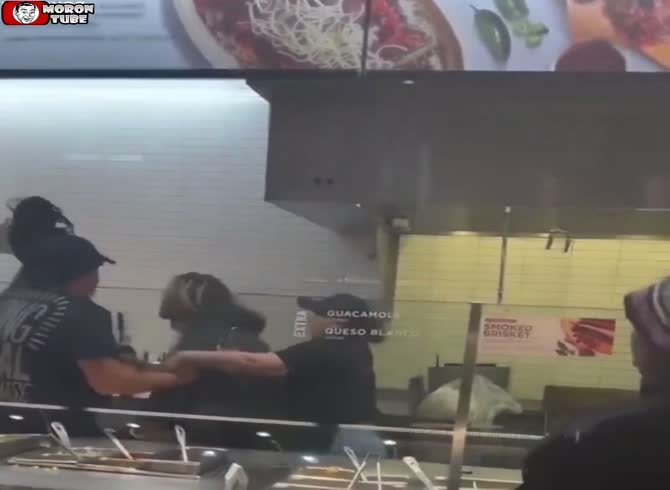 Video :Behind the counter, she attacks restaurant employees to get what she wants